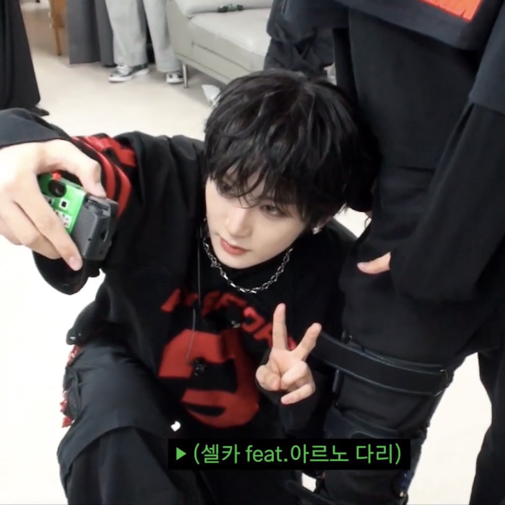 kittyxinz's tweet photo. he would be the type to do this😭 https://t.co/0YgVq84FKq