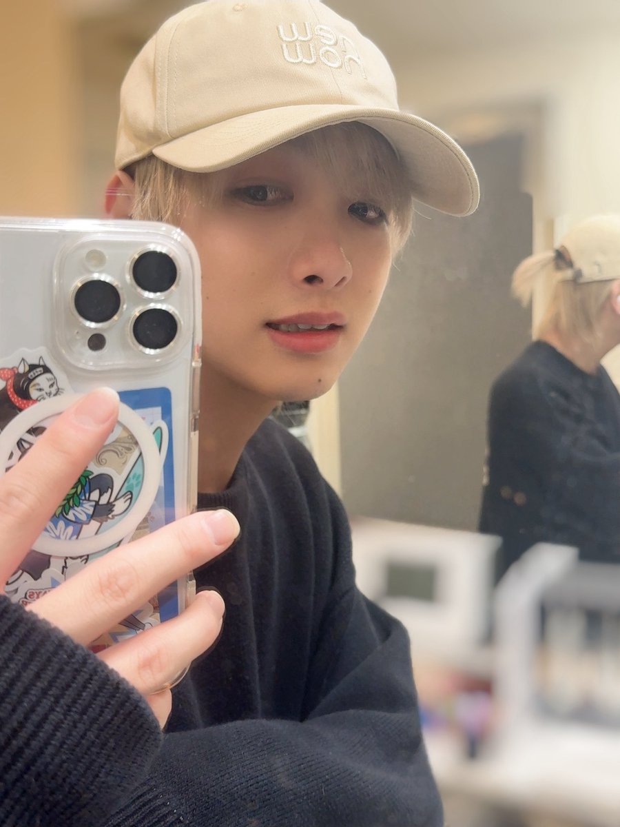 キャップ買ってもあんまり被ることないんだけどせっかく買ったしと思って色々模索したんだけどハーフアップしたらもさつかないし可愛いのでは？？？ってなってるなう