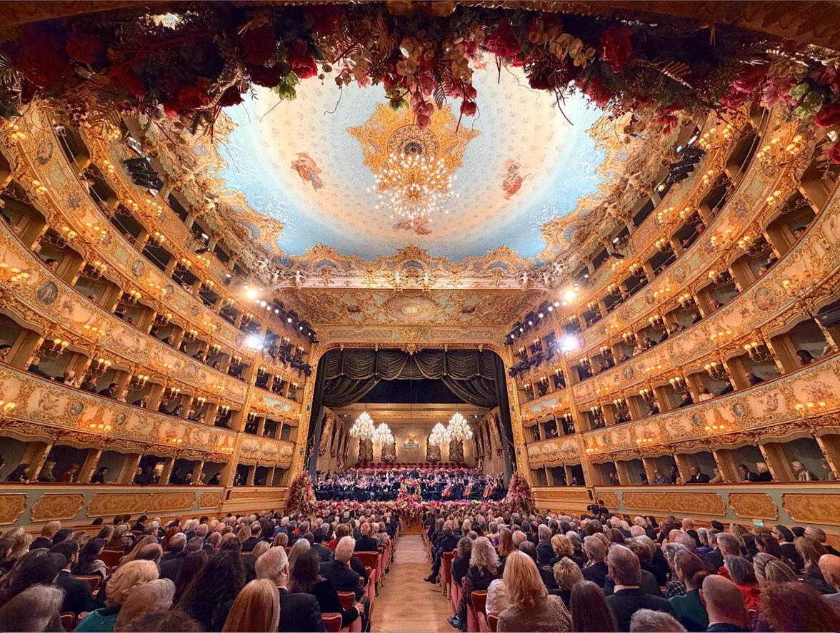 El teatro La Fenice de Venecia, donde Giuseppe Verdi estrenó la ópera “La Traviata” en 1853, respondió así a las desafortunadas palabras del actor Timothée Chalamet:

“El punto es que sigo aquí desde 1792 y, creo, debe haber una razón, digo yo #TimothéeChalamet “ <a href="/teatrolafenice/">Teatro La Fenice</a>