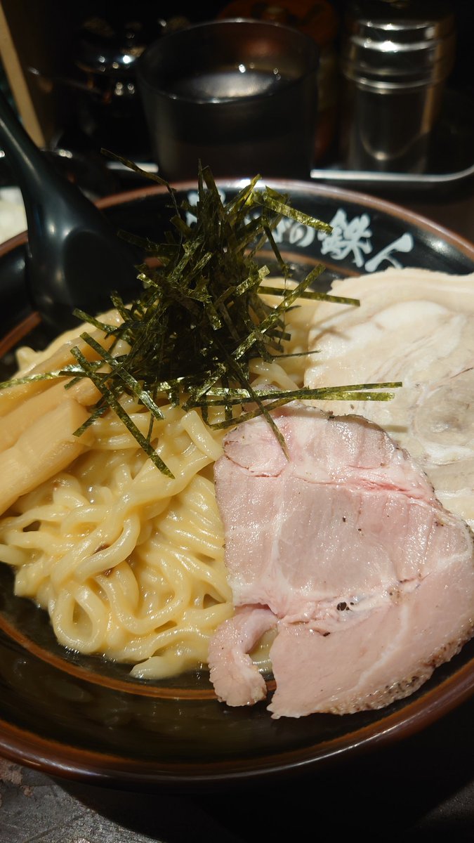 satchanzuki's tweet photo. 宇都宮市・油そばの鉄人さん✨
油そBARのママさんにご挨拶🤚(笑)
土曜日限定メニュー「油そば＆鶏照り丼(1250)+麺中盛(100)」をピッと☝️
スタンプカード特典で「刻み海苔」＆🉐クーポンで「チーズ」を💡
カルボ風油そばは背徳の旨さ😁
本日も旨い一杯、ご馳走さまでした！🙏
#宇都宮市
#油そば https://t.co/2l2BLi56AA