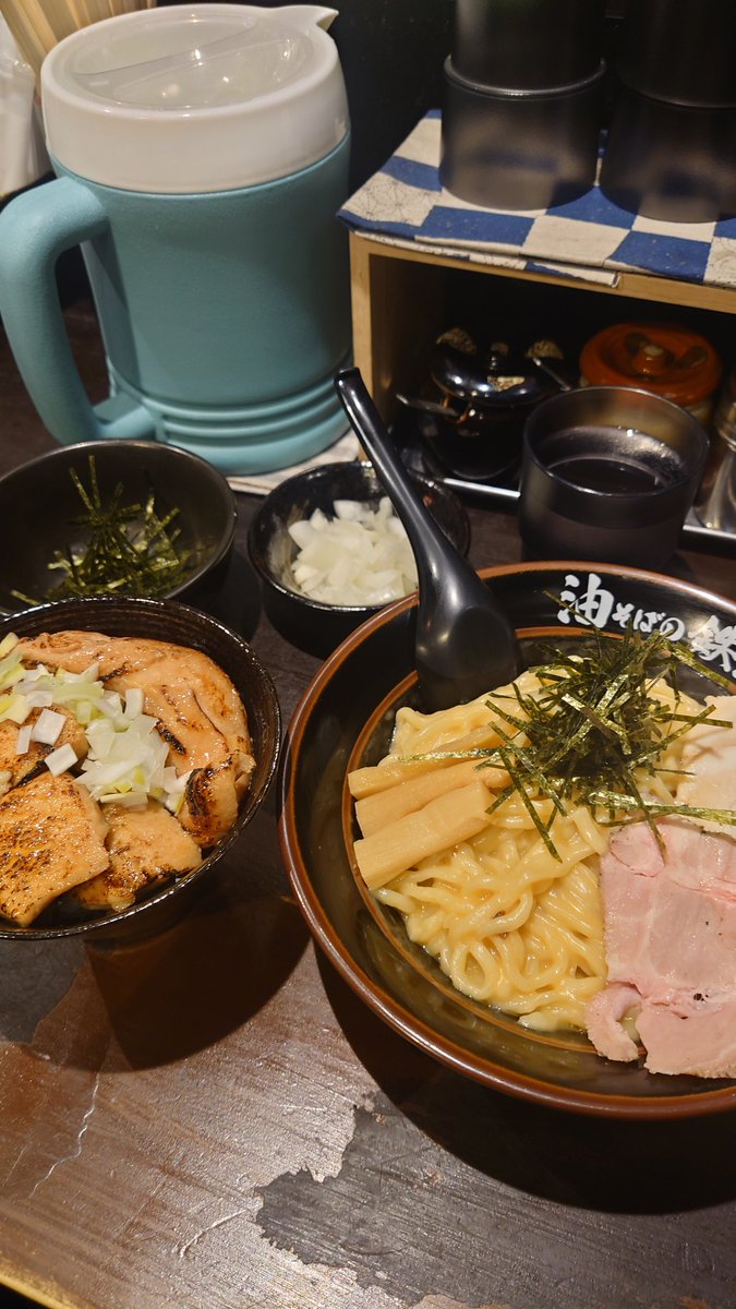 satchanzuki's tweet photo. 宇都宮市・油そばの鉄人さん✨
油そBARのママさんにご挨拶🤚(笑)
土曜日限定メニュー「油そば＆鶏照り丼(1250)+麺中盛(100)」をピッと☝️
スタンプカード特典で「刻み海苔」＆🉐クーポンで「チーズ」を💡
カルボ風油そばは背徳の旨さ😁
本日も旨い一杯、ご馳走さまでした！🙏
#宇都宮市
#油そば https://t.co/2l2BLi56AA