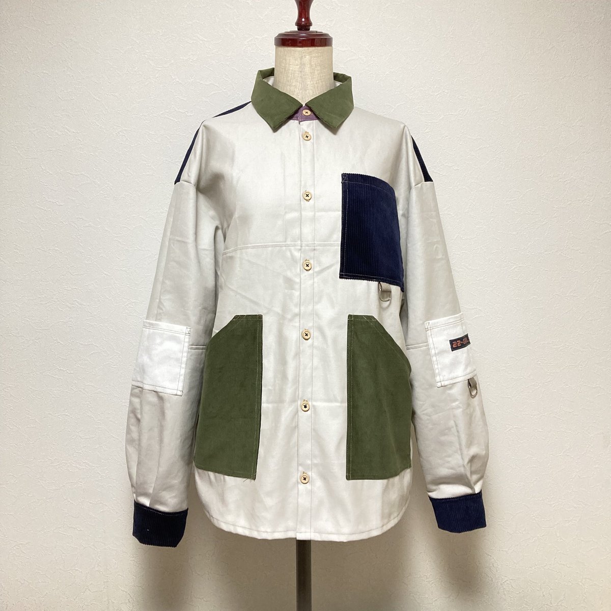 22GIRLS_JPN's tweet photo. ▲NEW-ITEM▲

▶︎落ち着いたカラーリングのシャツが完成です✂️
襟やカフスの剣先が完成するとホッとする。。縫製あるあるですよね😭
大変なのに伝わらないですよねー😭。。
片玉ポケットも緊張しますよね。。

22-GIRLS▶︎https://t.co/lH9401Lgv9
Instagram▶︎https://t.co/Mgse8VKRtK
#handmade https://t.co/PQ8kcsHsSX