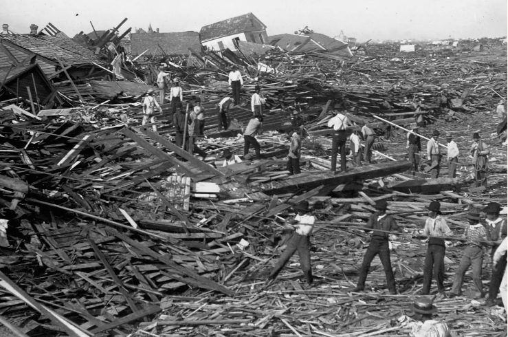 syahrinsenju's tweet photo. 📜The Night a Hurricane Erased a City: The Deadliest Disaster in U.S. History #darkstory #history

Did you know that one of the most prosperous cities in America almost disappeared overnight?

In 1900, the port city of Galveston in Texas was known as the “New York of the South.”

But when people underestimated nature’s warning, the result was a catastrophe.

Watch: https://t.co/sGGYiKMmnX
or Short thread 🧵👇