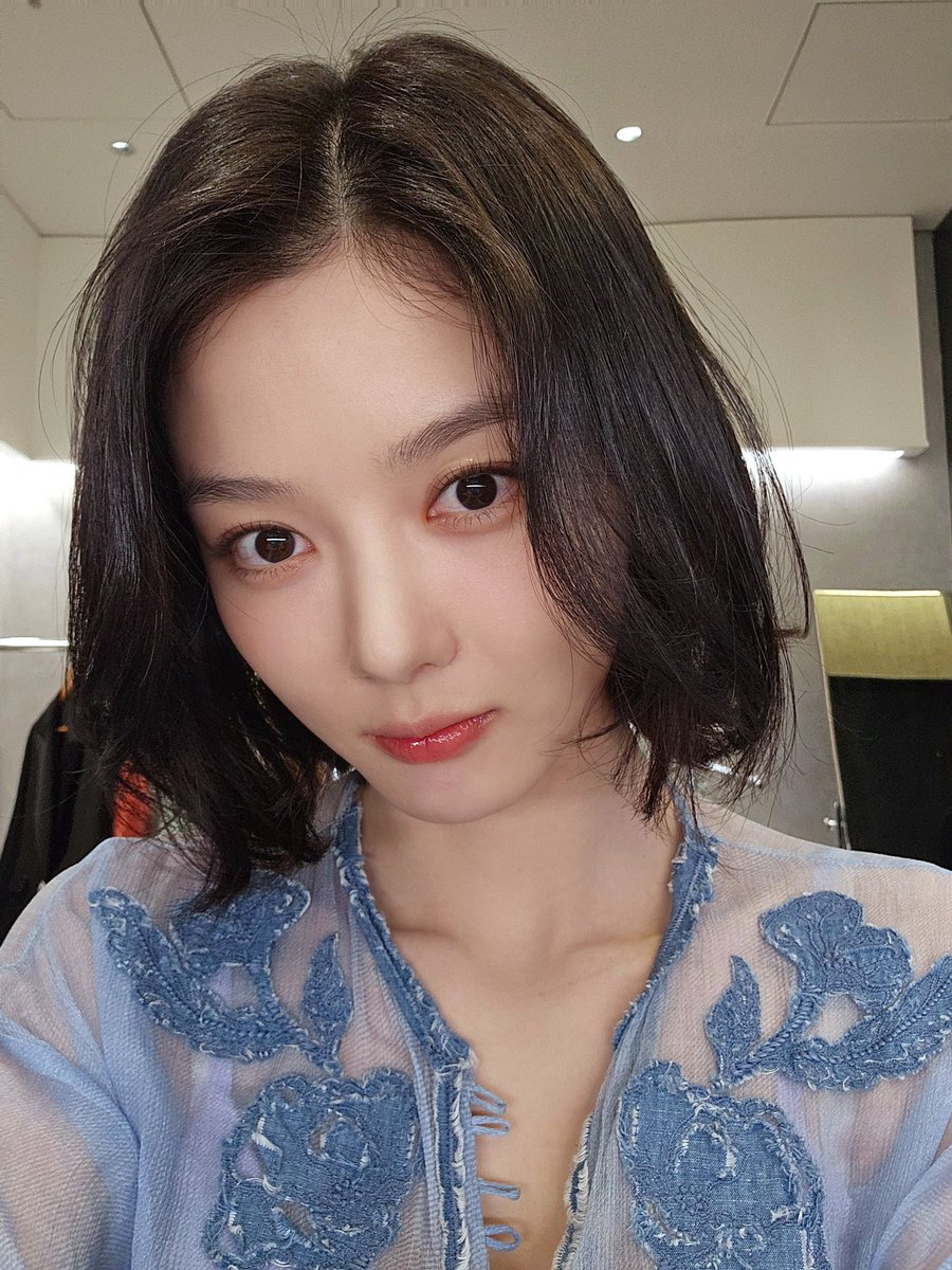i know it’s been almost two weeks since she first showed up with short hair, but i still can’t praise her enough. short-haired youjung is seriously soooo pretty, it suits her so well. she looks so fresh. she’s just THAT pretty. 🙂‍↕️

#KimYoojung #KimYoujung #김유정