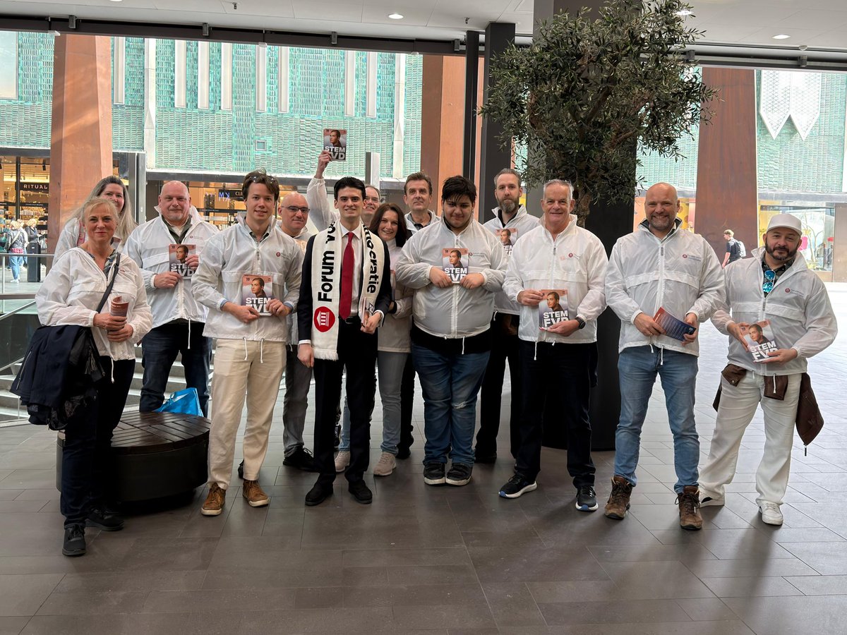 FVDNoordBrabant's tweet photo. Samen met raadslid Nicolas Knoester op pad geweest in het centrum van Eindhoven om te flyeren. 💪  
Leuk om de vele enthousiaste reacties van mensen te horen!

Dank aan iedereen die helpt – samen maken we het verschil. 🙌  
Stem 18 maart #FVD https://t.co/c7JPHOvd2l