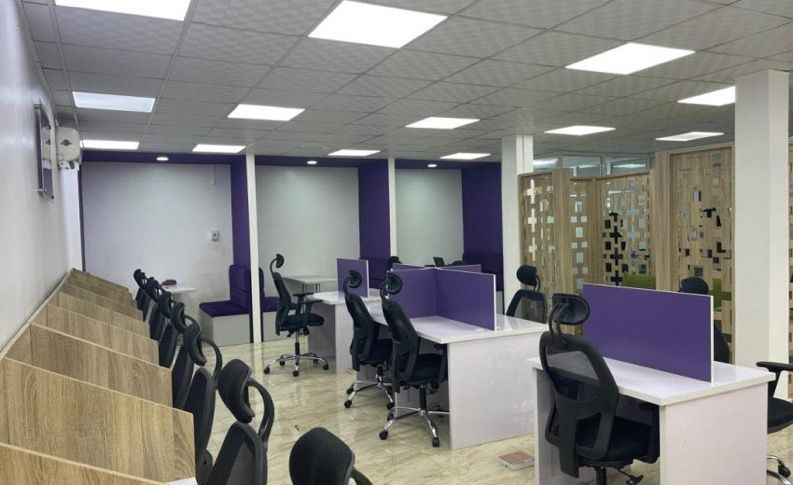 Ofisimde 6 yıldır terfi almamış bir adam var.  
Herkesten önce gelir. Herkesten sonra ayrılır. Şirketin sistemlerini, onları kuranlardan bile daha iyi bilir. Gece 2'de bir şey bozulduğunda, onu ararlar.  
Raporların altında adı yazar; direktörler yönetim kuruluna sunarken.