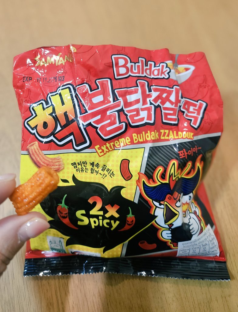 #잘먹고WOO라차차

한국갔을때 편의점서 사왔던 
나한테 신상인 핵불닭짤떡🔥
둘다 불닭을좋아하니 궁금해서 
한개씩 동생과 내입에 맛나게 넣었다
동생이 나한테 눈으로 욕을하고는
우유를 마시러간...🫠 쪼끔 맵긴하던데
뭐 그정돈 아니자나(정신못차린1인)