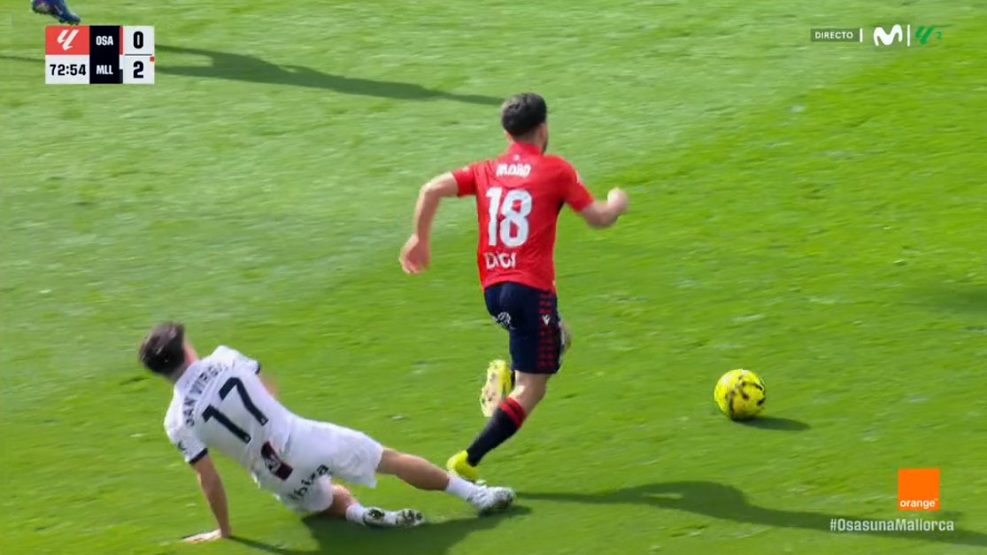 🖥️💥 El VAR y su broma de cámara oculta en el Osasuna - Real Mallorca.

👉🏻 Jan Virgili trastabilla con un leve contacto sin peligro alguno a Raúl Moro.

❌ 𝗡𝗢 𝗘𝗦 𝗥𝗢𝗝𝗔 𝗗𝗜𝗥𝗘𝗖𝗧𝗔.

▪️ Si bien el catalán no hace por disputar el balón, el contacto es insignificante.