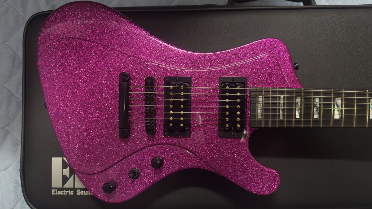 marumaruhanje's tweet image. my new gear...

ESPオーダーメイド　
STREAM-GT 7弦仕様 『SSKS』

派手なカラーはあの人のを丸パクリw

オーダー当時は @hiroshimaBB 、現在は@BIGBOSSFUKUOKA のスタッフのSさんのご意見を参考にピックアップはBKP Nailbombに

Sさん、元気にしてるかなぁ と思いながら弾いてます

#MNG #espguitars