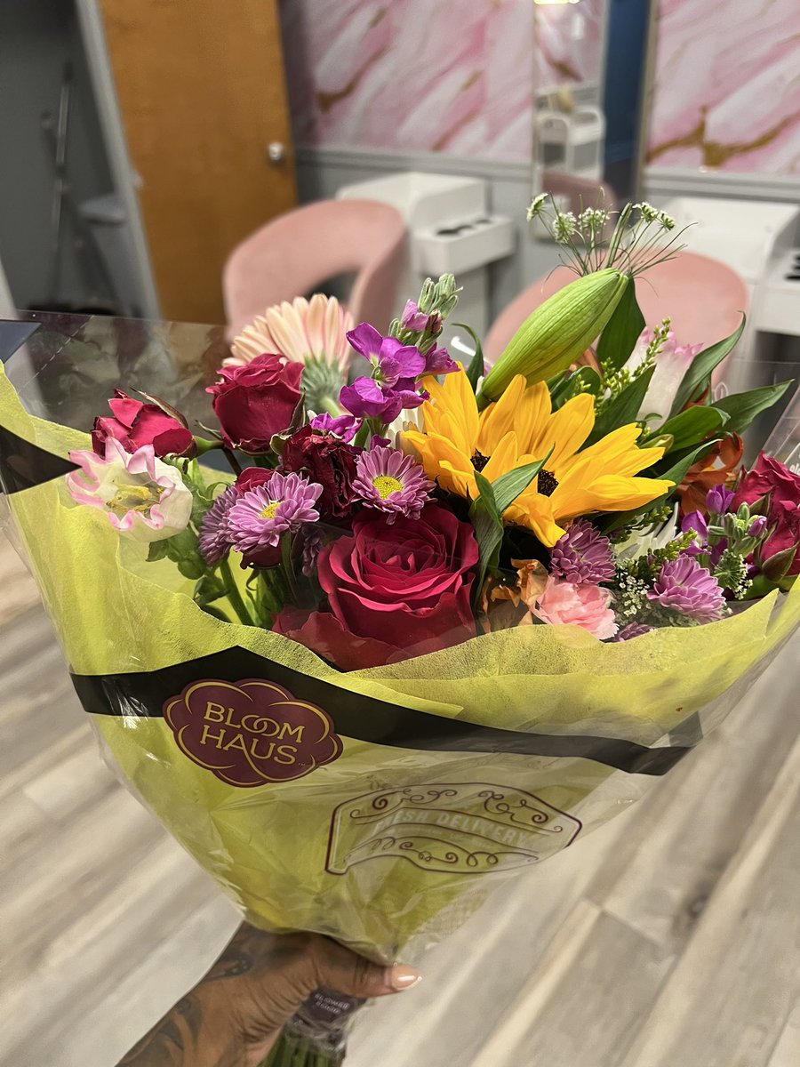 my client whose been coming to me since i been doing hair out the extra rooms in my house brought me flowers today to congratulate me on working in a shop 🥹🥹🥹🫶🏽 it really is the little things because i haven’t seen her in so long