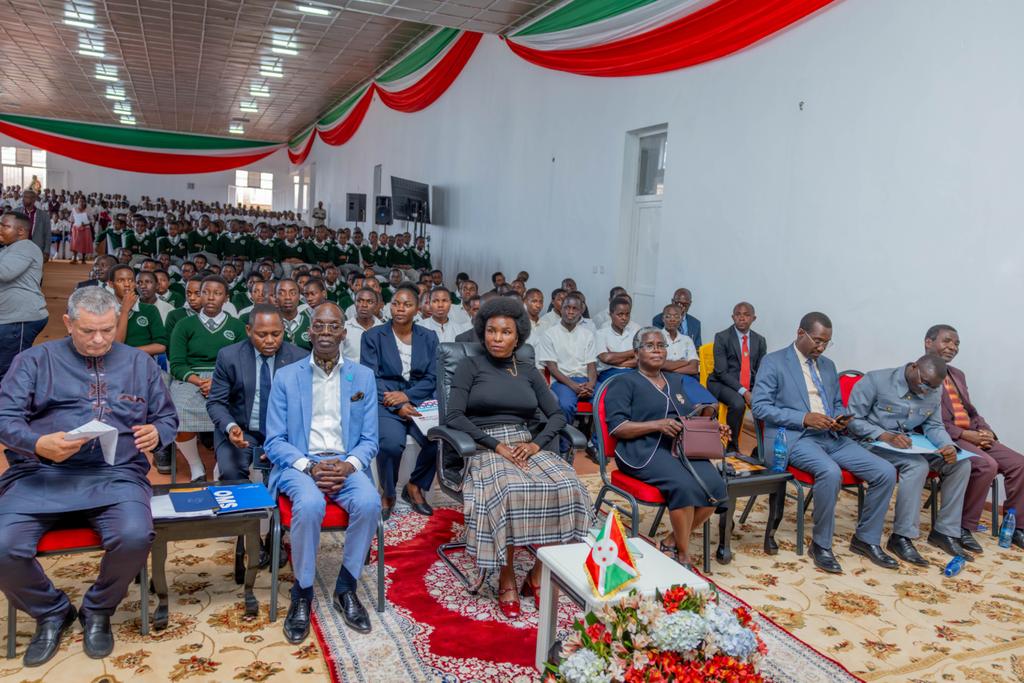 msp_burundi's tweet image. Son Excellence la Première Dame du #Burundi, #Angeline #Ndayishimiye (@Burundi1stLady), a animé une séance de sensibilisation sur la prévention du #mpox, du #choléra et des #fièvres #hémorragiques virales à l’intention des élèves internes de l’#ENAK et de l’École #Socle du