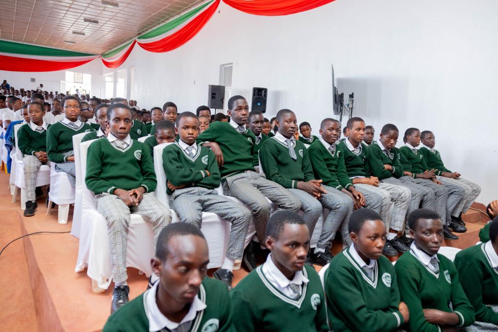 msp_burundi's tweet image. Son Excellence la Première Dame du #Burundi, #Angeline #Ndayishimiye (@Burundi1stLady), a animé une séance de sensibilisation sur la prévention du #mpox, du #choléra et des #fièvres #hémorragiques virales à l’intention des élèves internes de l’#ENAK et de l’École #Socle du