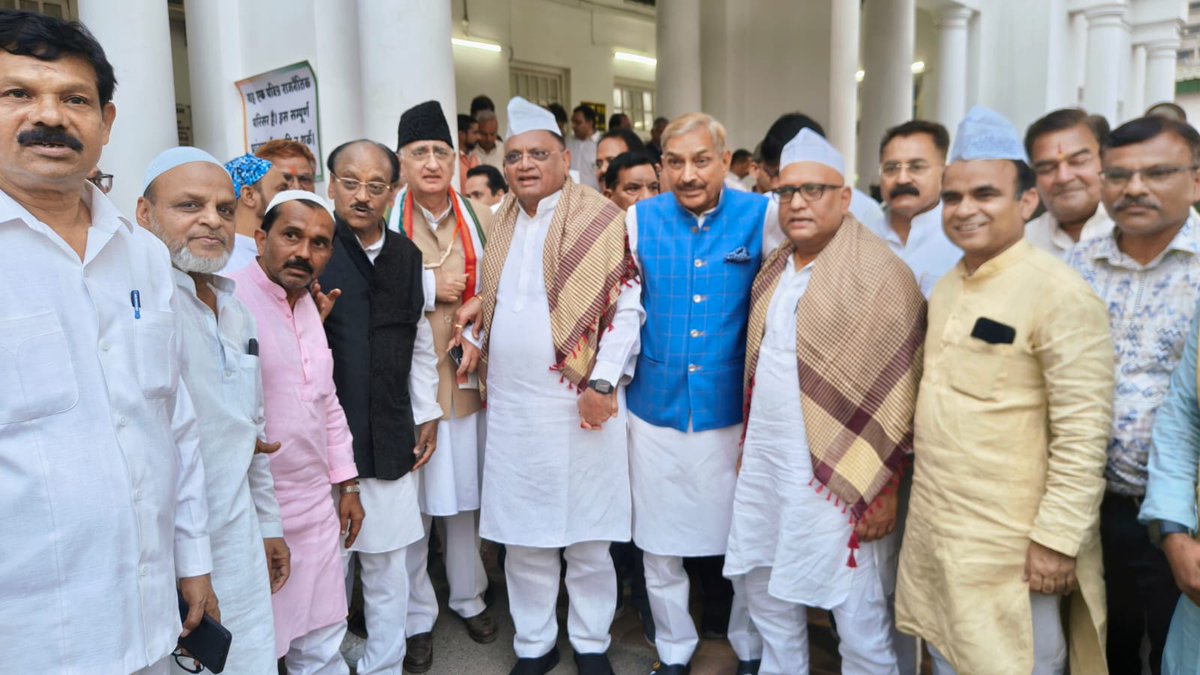 आज लखनऊ स्थित उत्तर प्रदेश कांग्रेस कमेटी के प्रादेशिक कार्यालय में आयोजित रोज़ा इफ्तार कार्यक्रम में शामिल होने का अवसर मिला।

रमज़ान के इस पवित्र महीने में आयोजित यह कार्यक्रम हमारी साझा विरासत, गंगा-जमुनी तहज़ीब और आपसी भाईचारे की भावना को और मज़बूत करने वाला रहा।

इस अवसर पर