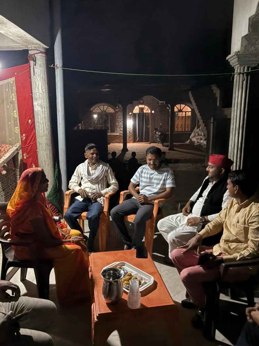 RahulShivGanes3's tweet photo. हमारी विधानसभा #हरचंदपुर के होनहार बेटे विमल कुमार प्रजापति जी ने UPSC में 107वीं रैंक हासिल कर अपने माता-पिता, ग्राम सभा और पूरे क्षेत्र का नाम रोशन किया है।
आज उनसे मिलकर उन्हें #संविधान की पुस्तक भेंट कर सम्मानित किया। यह सिर्फ एक सम्मान नहीं बल्कि यह संदेश है कि मेहनत,
1/2 https://t.co/006X3CleAh