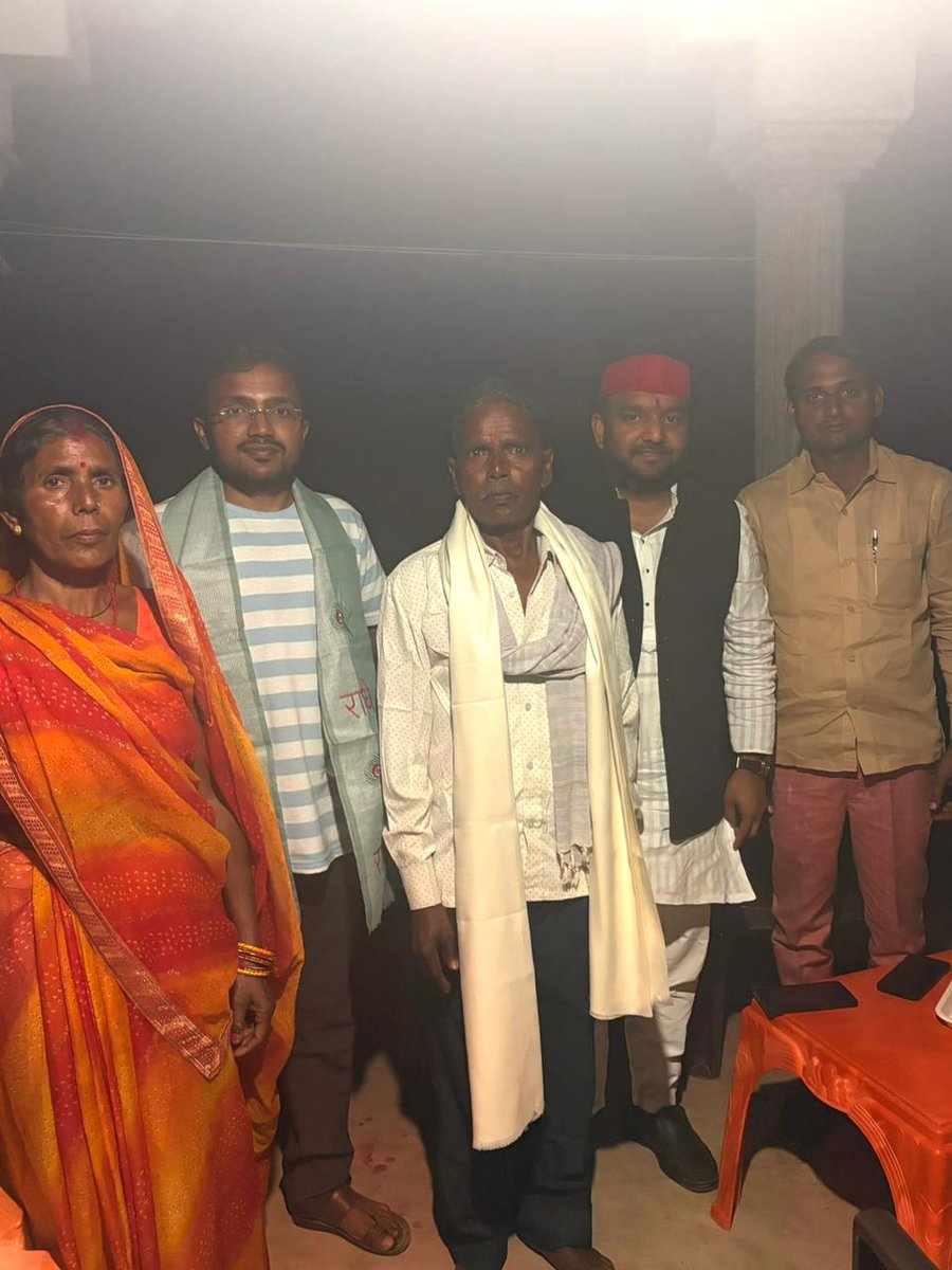 RahulShivGanes3's tweet photo. हमारी विधानसभा #हरचंदपुर के होनहार बेटे विमल कुमार प्रजापति जी ने UPSC में 107वीं रैंक हासिल कर अपने माता-पिता, ग्राम सभा और पूरे क्षेत्र का नाम रोशन किया है।
आज उनसे मिलकर उन्हें #संविधान की पुस्तक भेंट कर सम्मानित किया। यह सिर्फ एक सम्मान नहीं बल्कि यह संदेश है कि मेहनत,
1/2 https://t.co/006X3CleAh