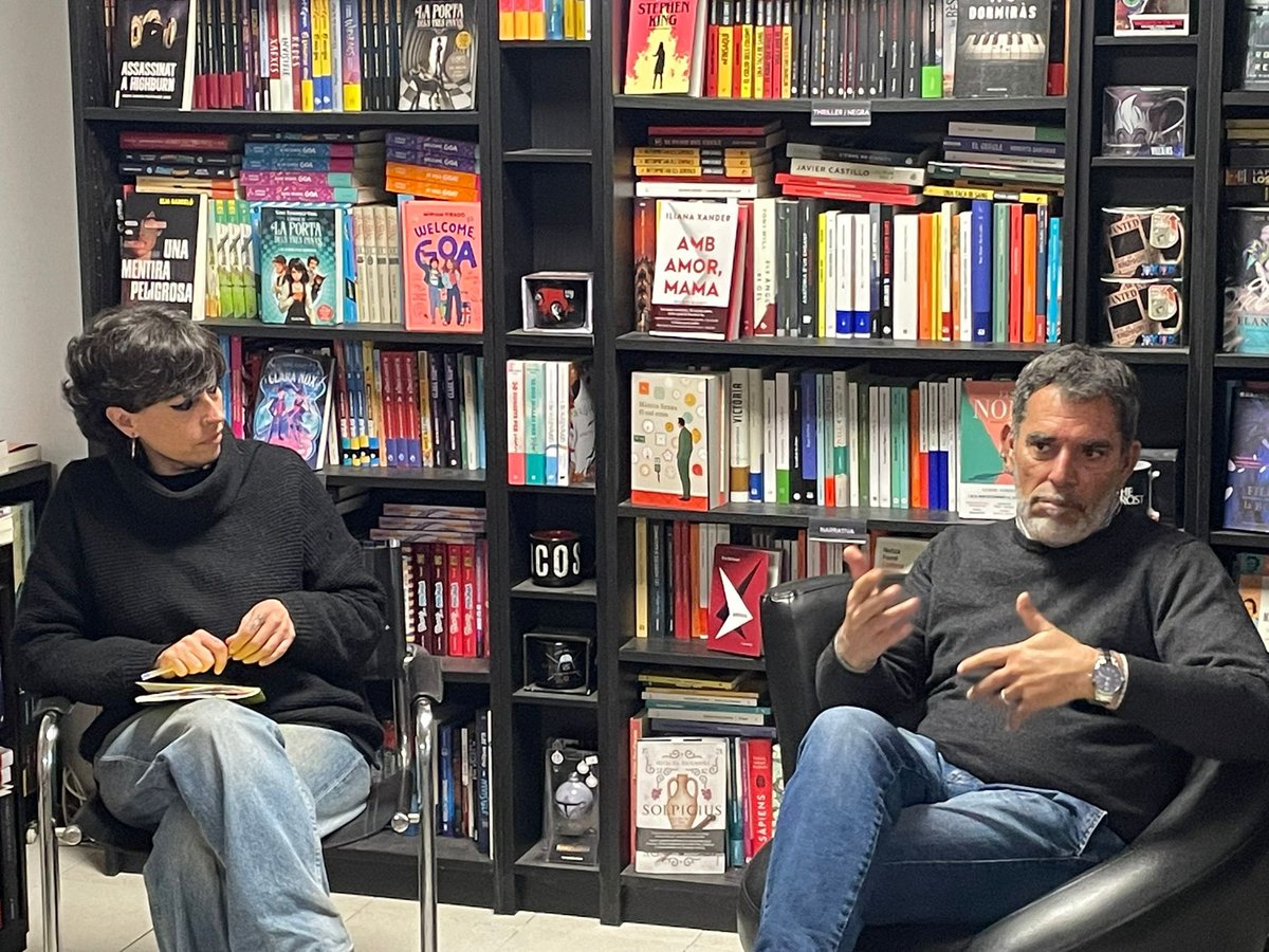 giroglific's tweet photo. Tenir a un autor com Víctor del Árbol a #Giroglífic és tot un honor i un plaer.
Com a lectora i amant del gènere negre, és un d’aquells escriptors que et fa especial il·lusió que vinguin a presentar la seva última novel·la a una petita llibreria de barri. 🥰
#Girona #Presentació https://t.co/yLTEWy7ESk