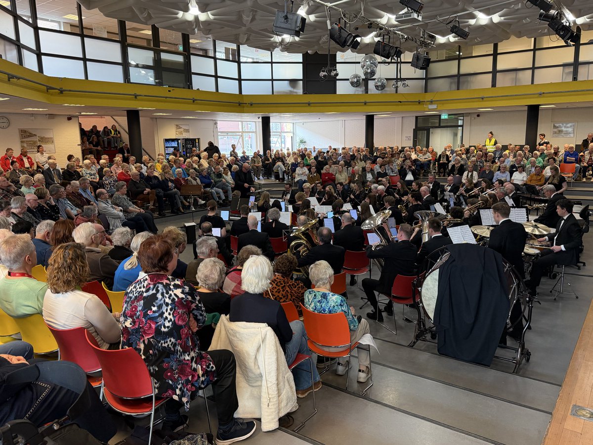 LionsClubEnsche's tweet photo. Vandaag ontvangen we ruim 350 (eenzame) bejaarden en mensen met een beperking op het Voorjaarsconcert van de Lions Club #Enschede. Mogelijk gemaakt door de #oliebollen- en #appelbeignets verkoop van december 2025. Bedankt voor al jullie bestellingen, samen maken we dit mogelijk! https://t.co/VjTzrxuMjG