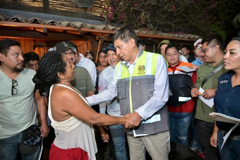 En Punta Zicatela pasa algo curioso, la mayoría de los negocios pertenecen a extranjeros de ahí que en las fotos del gobernador salgan pocos locatarios, salen más servidores públicos que comerciantes.