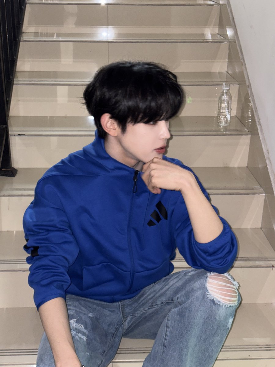 [#규민🐶] 

충칭에서📸🩵

#XODIAC #소디엑 #GYUMIN #규민 #똑똑똑_귬이등장