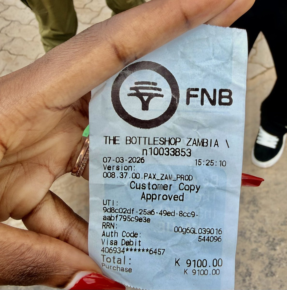 ms__handa's tweet photo. Mind you we were the only customers at the time in the shop. So why didn’t she process the sale in the system?
She says “I owe you a k2100” 🤔🤔🤔
Hmmm guys always ask for a receipt cause how many more people were like me and just walked away. https://t.co/ZJNI9wGvOp