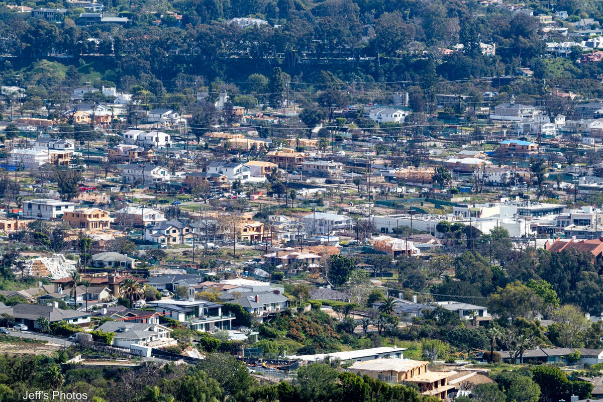 JeffreyFarrar's tweet photo. There's a nice view from Lachman Lane in the Palisades. You can see lots of construction activity in the alphabet streets. Sunset runs diagonal across the far right center of the first photo. Palisades Village is on the left side of Sunset. #palisades https://t.co/kr956OZKqj