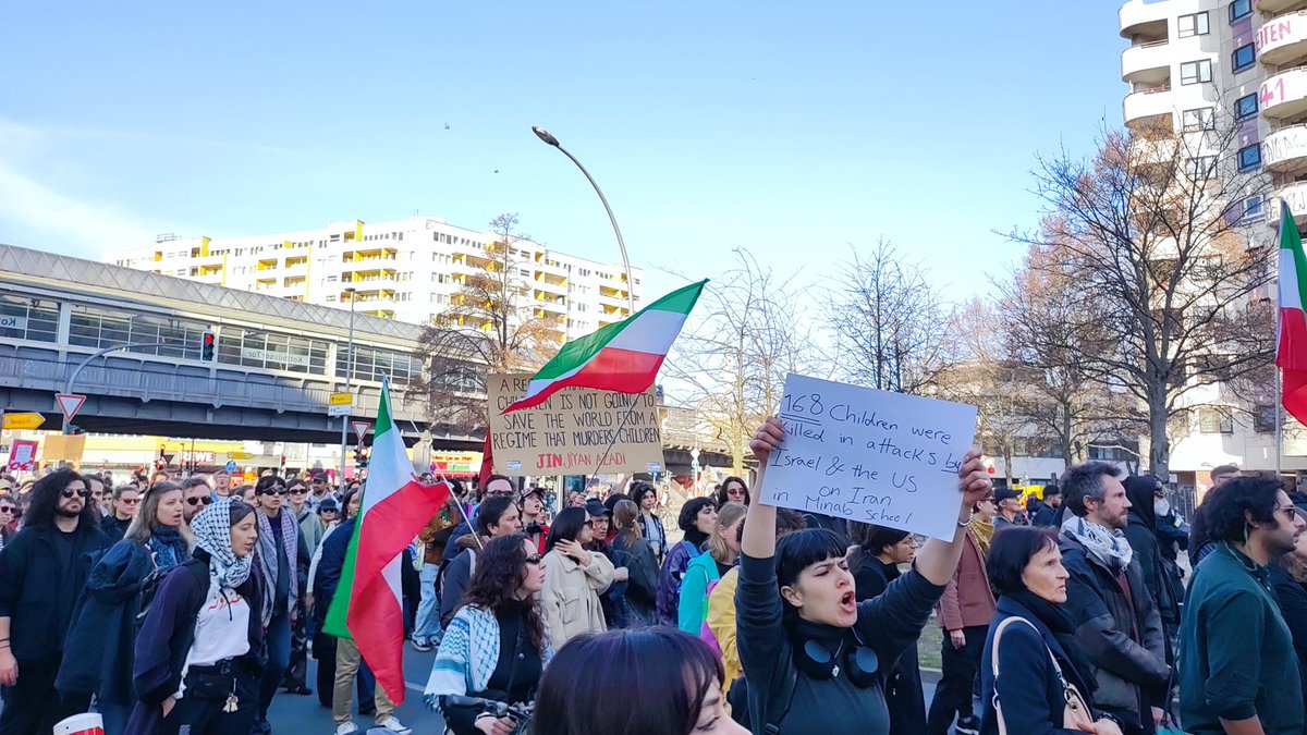 KaterHofmann's tweet photo. Erste Eindrücke von der 'Nein zum Krieg. Nein zur Islamischen Republik Demo.' Einer der Redner stellte klar, dass sie mit der MEK nichts zu schaffen haben. USA und Israelflaggen waren ebenfalls nicht erwünscht. #B0703 https://t.co/hwMM8MvIJI