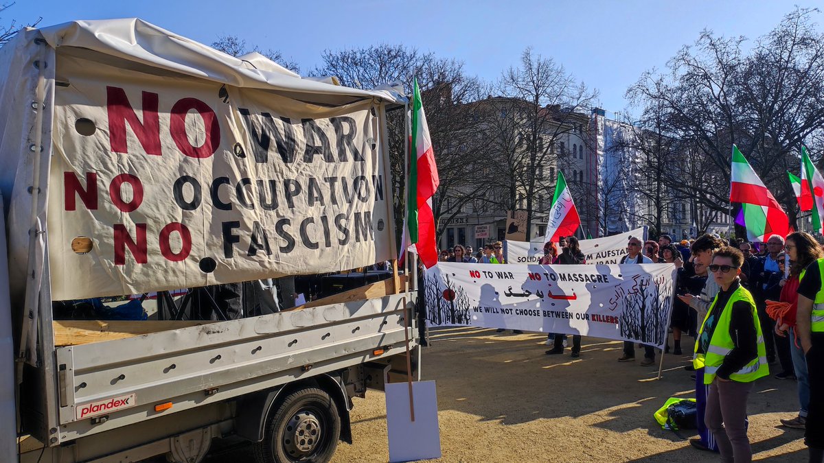 KaterHofmann's tweet photo. Erste Eindrücke von der 'Nein zum Krieg. Nein zur Islamischen Republik Demo.' Einer der Redner stellte klar, dass sie mit der MEK nichts zu schaffen haben. USA und Israelflaggen waren ebenfalls nicht erwünscht. #B0703 https://t.co/hwMM8MvIJI