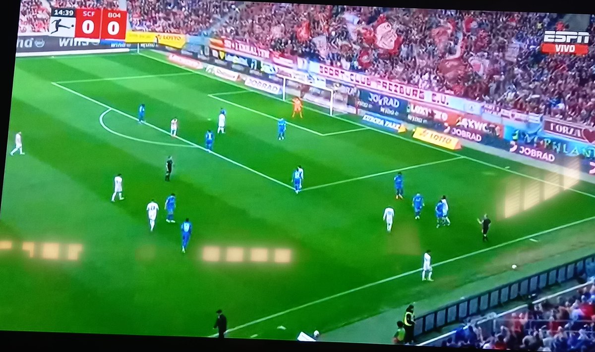 Bayer04_MX's tweet photo. Apoyando como siempre a nuestro @bayer04_es 🇩🇪⚽️🖤❤️ frente a un duro rival como el @scfreiburg 
 Saludos @GermanSosaEspn @JuanHerbella de parte del Fan Club Bayer 04 Leverkusen en México 🇲🇽 
 #SCFB04 #Bayer04_MX #Bayer04 #BayerLeverkusen #Bundesliga https://t.co/Gim3A9cPNW