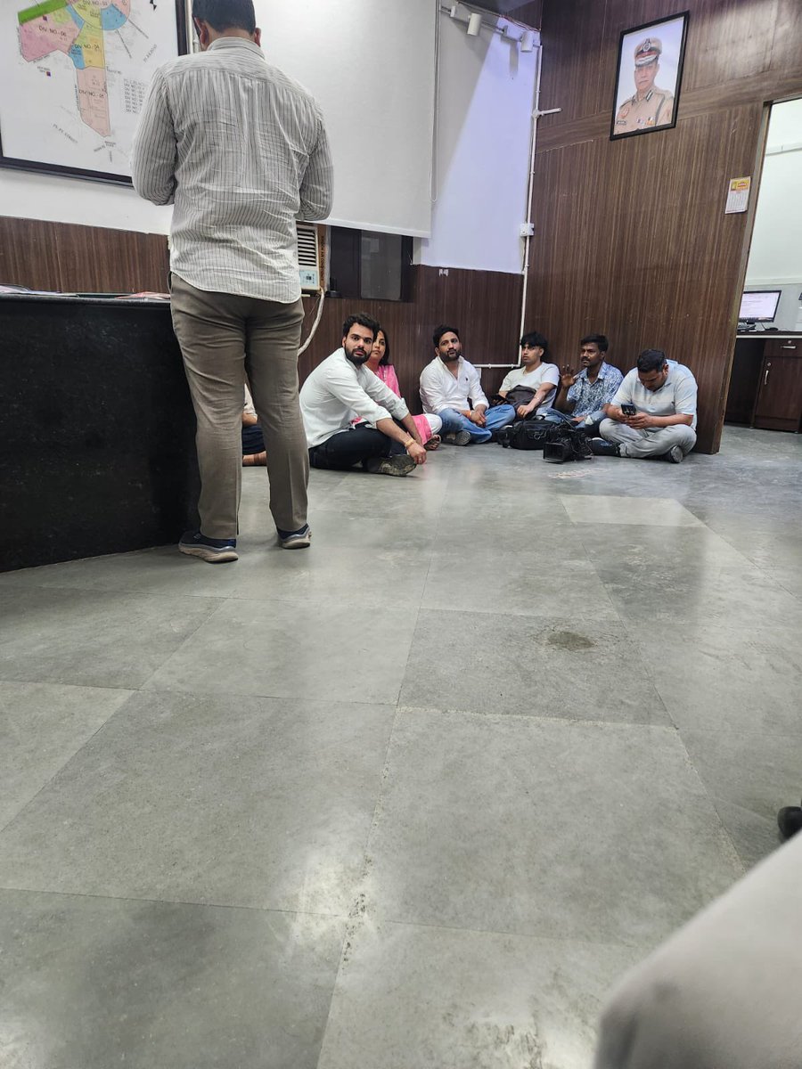 मैं अभी CP पुलिस स्टेशन 9 बजे पहुँच रहा हूँ 

इतनी तानाशाही नहीं चलेगी <a href="/CPDelhi/">CP Delhi #DilKiPolice</a> , ऐसे ज़मीन पर बिठाओगे बच्चों को  ?

DelhiPolice ने हमारे स्टूडेंट विंग के बच्चों को CP में गिरफ्तार कर लिया है 

वो CP में लोगों से चंदा माँग कर CM रेखा गुप्ता के लिए 2500 रुपये इकट्ठा कर रहे थे 

कल