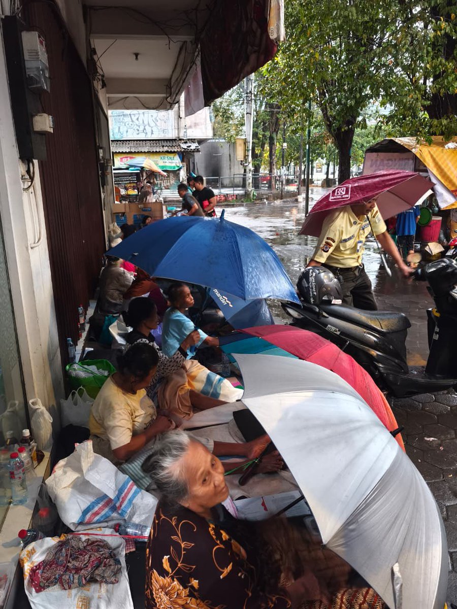MbudDull's tweet photo. Sore ini #SegoSedulur membagikan tajil - makan malam untuk homeless, tukang becak, dan simbah-simbah buruh panggul - kupas bawang Pasar Bringharjo - Jl. Mataram.
Sehat selalu banyak berkah 😍🙏
@GPie1009 @_Maliik__ https://t.co/Qc50V6pMEx