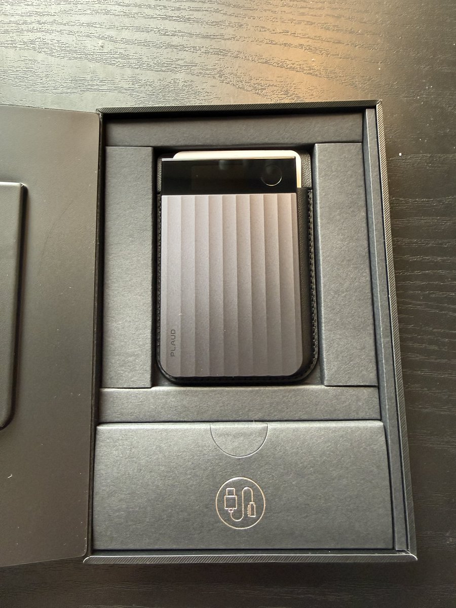 sasajun57's tweet photo. 電話やら講義やらで忘れることが多々あるのでAIボイスレコーダーのPlaud Note Proを導入しました！
これはメモを取らなくても文字起こしや要約をしてくれるのでとても便利！ 使い倒そうと思います🙌 #plaudnotepro #plaudnoteai https://t.co/dhrPZmAsUj