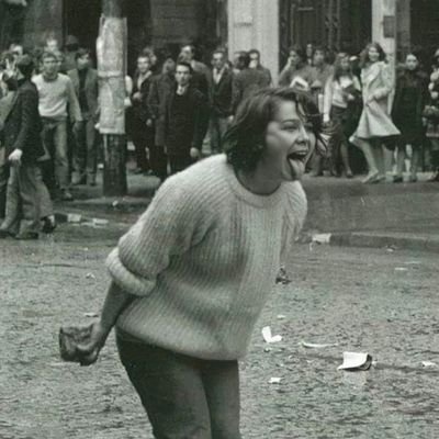 8 Mart 1857'de ABD'de 40 bin kadın dokuma işçisi eşit ücret , çalışma saatlerinde azalma ve doğum izni istemiyle greve başladı. Bu grev esnasında çıkan yangında fabrikaya kilitlenen 129 kadın işçi yaşamını yitirdi
8 Mart Dünya Kadınlar günü direnişin ve içsi sınıfının sembolüdür