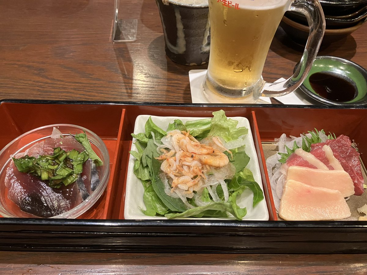 九州料理が味わえる新宿駅南口の居酒屋で、高校時代の友達と飲み会。ビル１階ホールに３０人ほどのエレベーター待ちの行列ができていて閉口するが、それ以外は料理も美味しくて店員さんも感じよく、申し分ない店だった。久しぶりの面々と酒を酌み交わし楽しかった。外は寒い。春気分の服装は失敗。