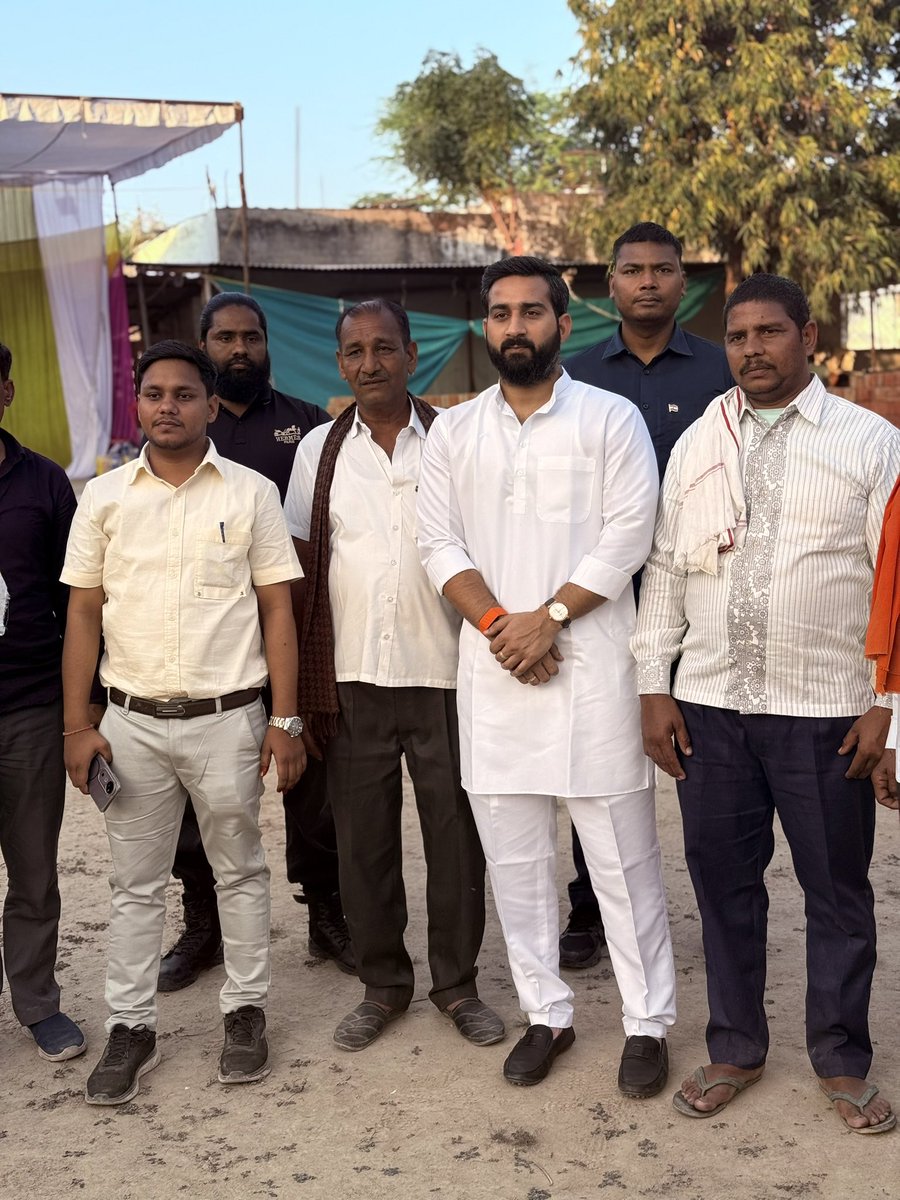 Rahulaidalsingh's tweet photo. आज सुमावली विधानसभा क्षेत्र के हडबांसी गांव में श्री अजय शर्मा जी(सर) एवं श्री अजय तिवारी जी के यहां वैवाहिक कार्यक्रम में शामिल हुआ
आपका बेटा आपका भाई
राहुल ऐंदल सिंह कंषाना
#teamASK https://t.co/hYqxVNLuo0