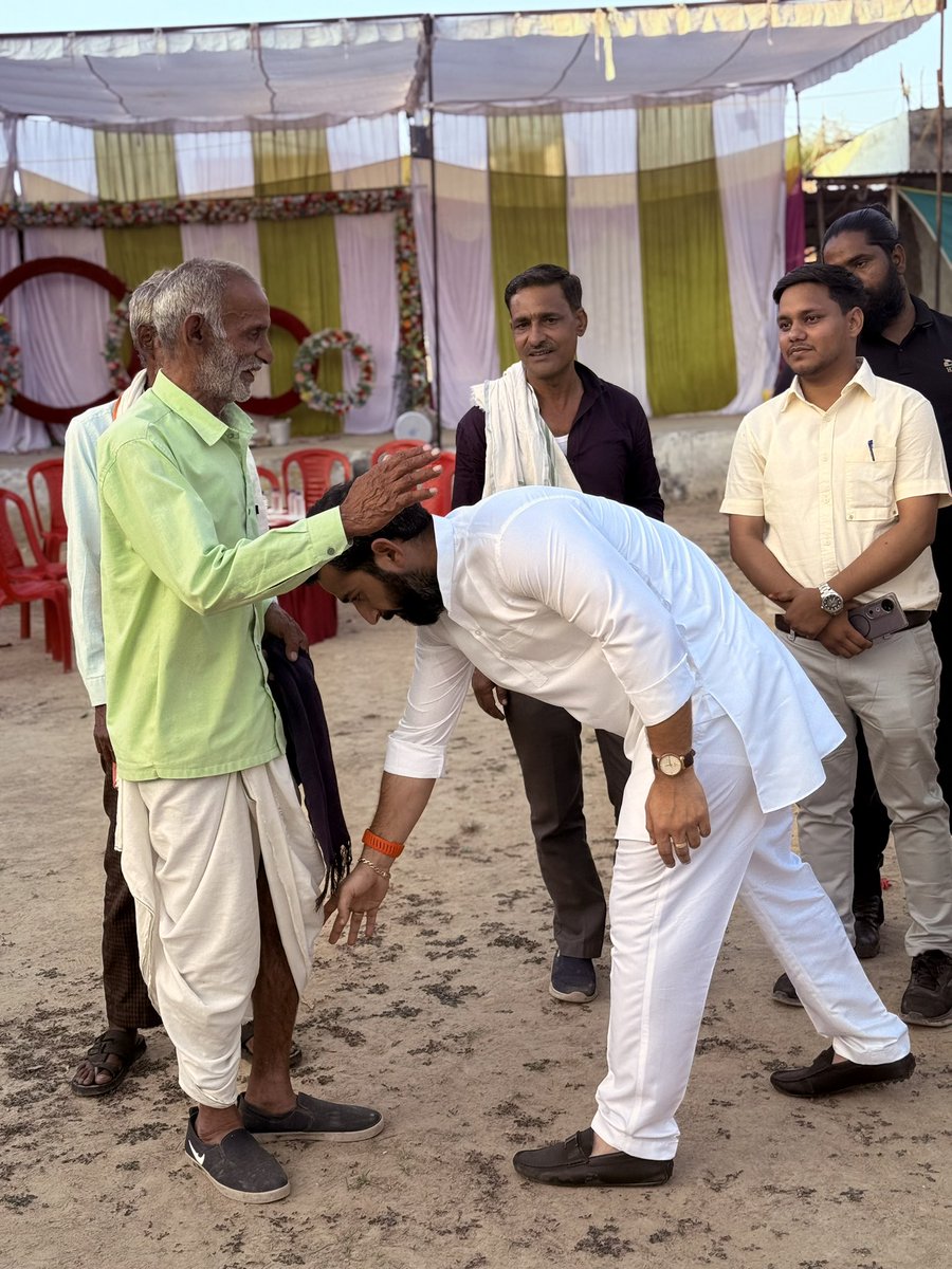 Rahulaidalsingh's tweet photo. आज सुमावली विधानसभा क्षेत्र के हडबांसी गांव में श्री अजय शर्मा जी(सर) एवं श्री अजय तिवारी जी के यहां वैवाहिक कार्यक्रम में शामिल हुआ
आपका बेटा आपका भाई
राहुल ऐंदल सिंह कंषाना
#teamASK https://t.co/hYqxVNLuo0