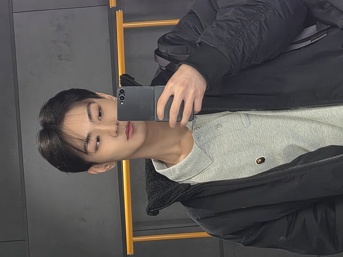 i’m so so in love with these types of phone’s selca by him )):