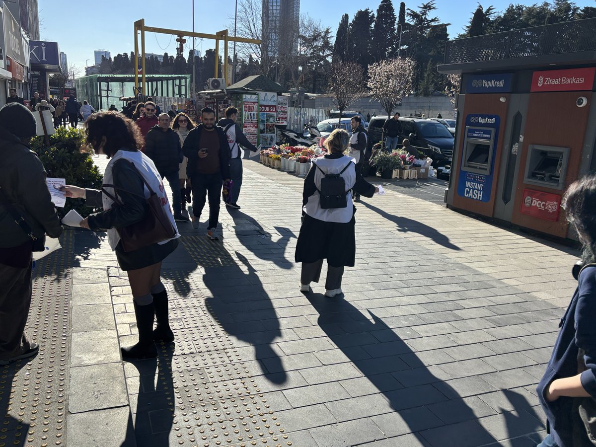 bdninsesi's tweet photo. Bugün Şişli’de bildiri çalışmamızı gerçekleştirerek emekçi kadınları yarınki basın açıklamamıza davet ettik!

AKP’nin kadın düşmanı politikalarına ve sermayenin asgari ücret dayatmasına karşı emekçi kadınların birliği ve dayanışması için buluşuyoruz.

Gericiliğe ve yoksulluğa karşı 8 Mart’a! ✊

📍 Şişli Cevahir AVM Önü / İstanbul
🗓 8 Mart Pazar
🕒 15.00