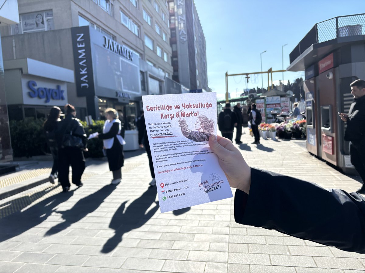 bdninsesi's tweet photo. Bugün Şişli’de bildiri çalışmamızı gerçekleştirerek emekçi kadınları yarınki basın açıklamamıza davet ettik!

AKP’nin kadın düşmanı politikalarına ve sermayenin asgari ücret dayatmasına karşı emekçi kadınların birliği ve dayanışması için buluşuyoruz.

Gericiliğe ve yoksulluğa karşı 8 Mart’a! ✊

📍 Şişli Cevahir AVM Önü / İstanbul
🗓 8 Mart Pazar
🕒 15.00
