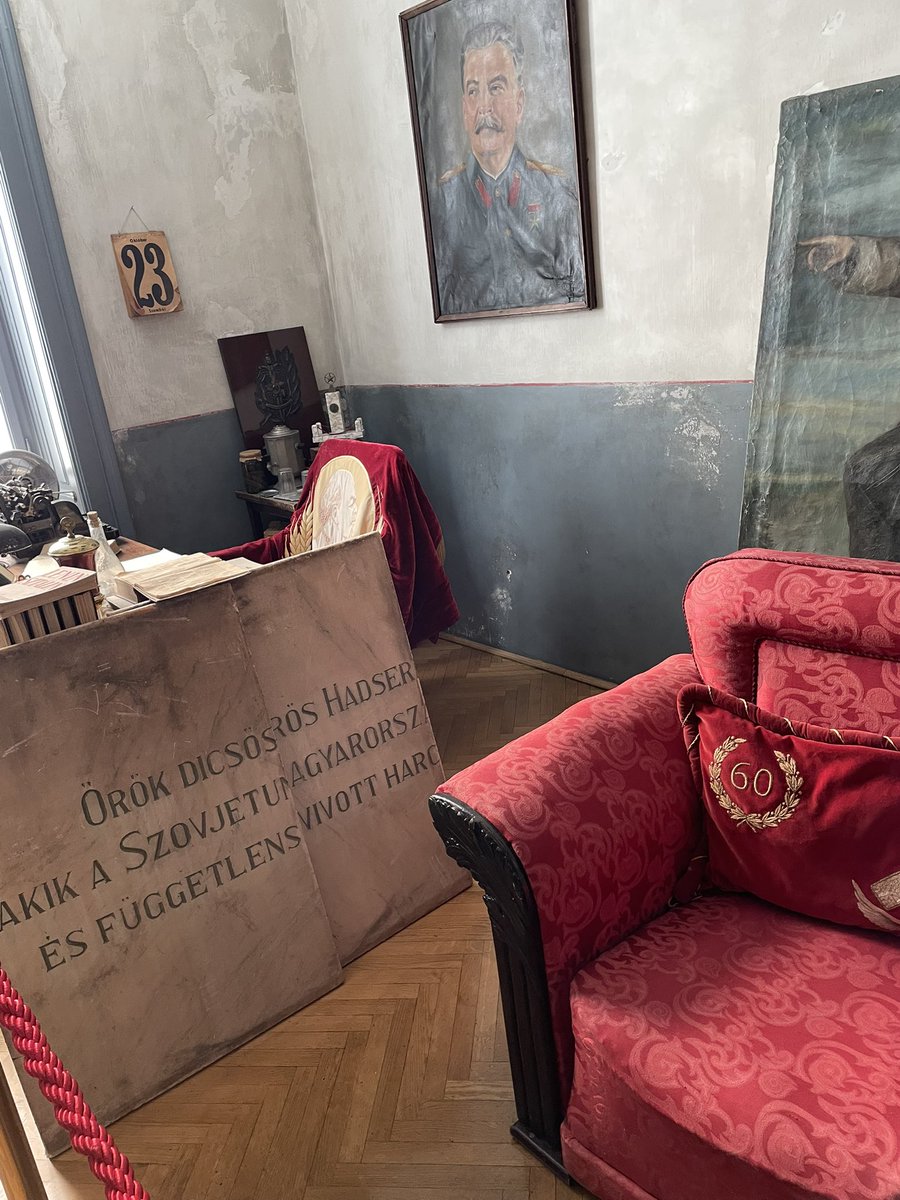 Sovyet bürokratı olup şu odada 9-5 çalıştığımız evren