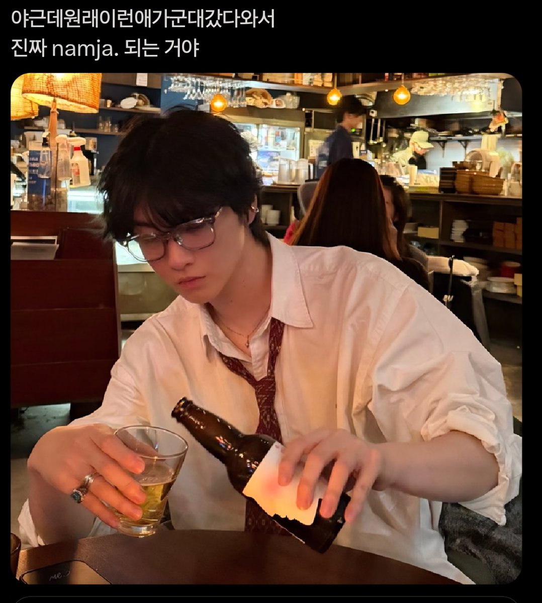 n년 후에 게이바에서 만낫음 좋겟다 ㅎㅎ
열여덟 때 그 형 얼굴 한번보고 여즉 안 까먹은 애랑
걔가 누군지 머릿속에도 안 남아있는 형