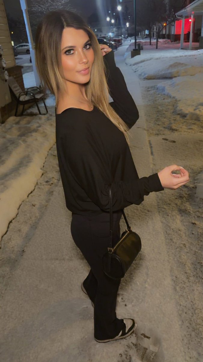 Chanl2002's tweet photo. Do I look good in black? 🖤😳 https://t.co/OixNOiAlOR