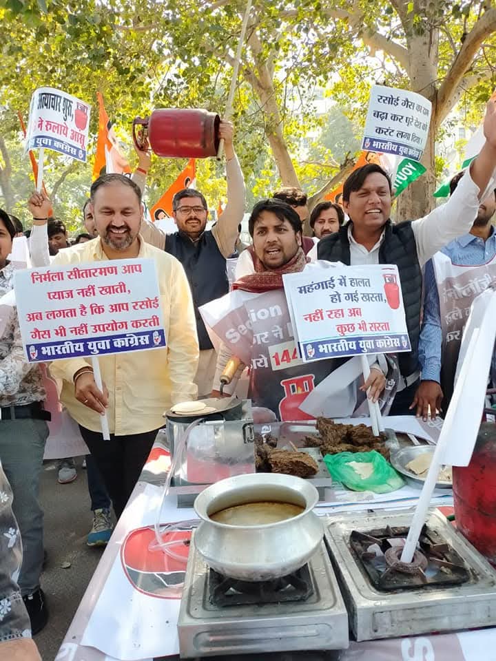 shaktisingh_IYC's tweet image. महंगाई का हंटर जारी है... 
रसोई गैस सिलेंडर ₹60 एवं 
कमर्शियल सिलेंडर ₹115 हुआ महंगा।
#CompromisedPM #LPGPrice
#lpgpricehike #रसोई