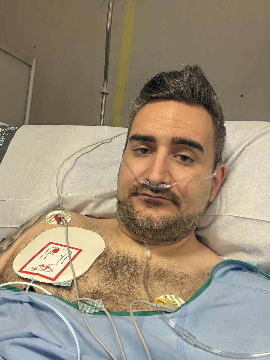 Hace un par de años me tuvieron que hacer una cardioversión eléctrica. 
Hoy me he levantado con los mismos síntomas que ese día, molestias en el corazón, fatiga, mareo. 
Me he subido a urgencias del hospital, a los 10 minutos me estaban haciendo un electrocardiograma que ha