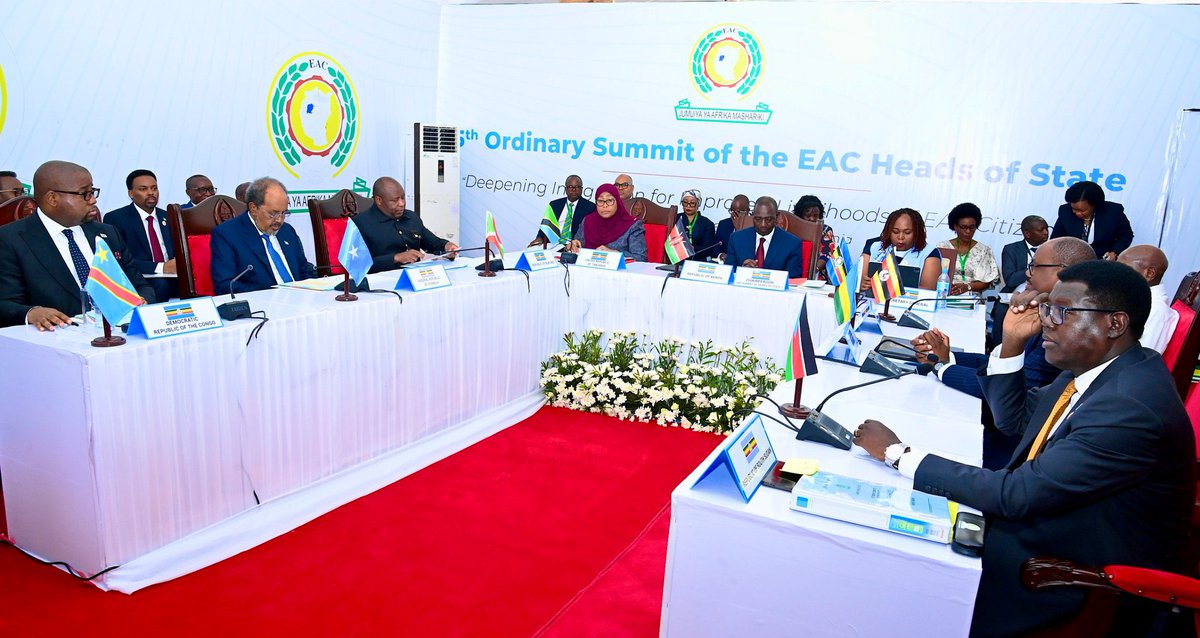 akezanet's tweet image. 🔴ACTU-EAC: Le Président de la République d'Ouganda, @KagutaMuseveni, vient de prendre les rênes de la présidence de la @jumuiya. Il succède au Président de la République du Kenya, @WilliamsRuto .

#lesbeautesdecheznous #akezanet #EAC #Burundi @NtareHouse @GeneralNeva @MAEBurundi