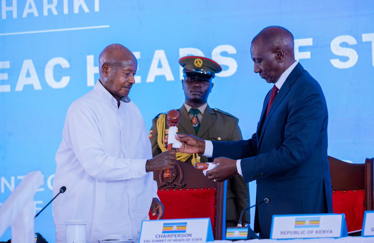 akezanet's tweet image. 🔴ACTU-EAC: Le Président de la République d'Ouganda, @KagutaMuseveni, vient de prendre les rênes de la présidence de la @jumuiya. Il succède au Président de la République du Kenya, @WilliamsRuto .

#lesbeautesdecheznous #akezanet #EAC #Burundi @NtareHouse @GeneralNeva @MAEBurundi