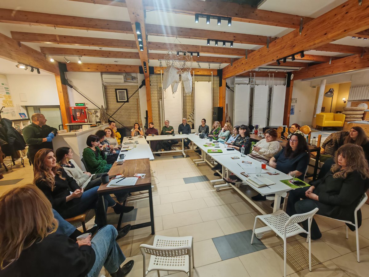 PurVerde's tweet photo. La mulți ani de Ziua Femeii!

Noi am sărbătorit prin dialog despre climă, hrană și rolul femeilor în tranziția verde, la un eveniment al Pactului Climatic European organizat de REPER21 la Seneca Anticafe.

Idei bune, comunitate și crêpes Suzette de la Băcănia Veche. 💚 https://t.co/ugJq2onW9h