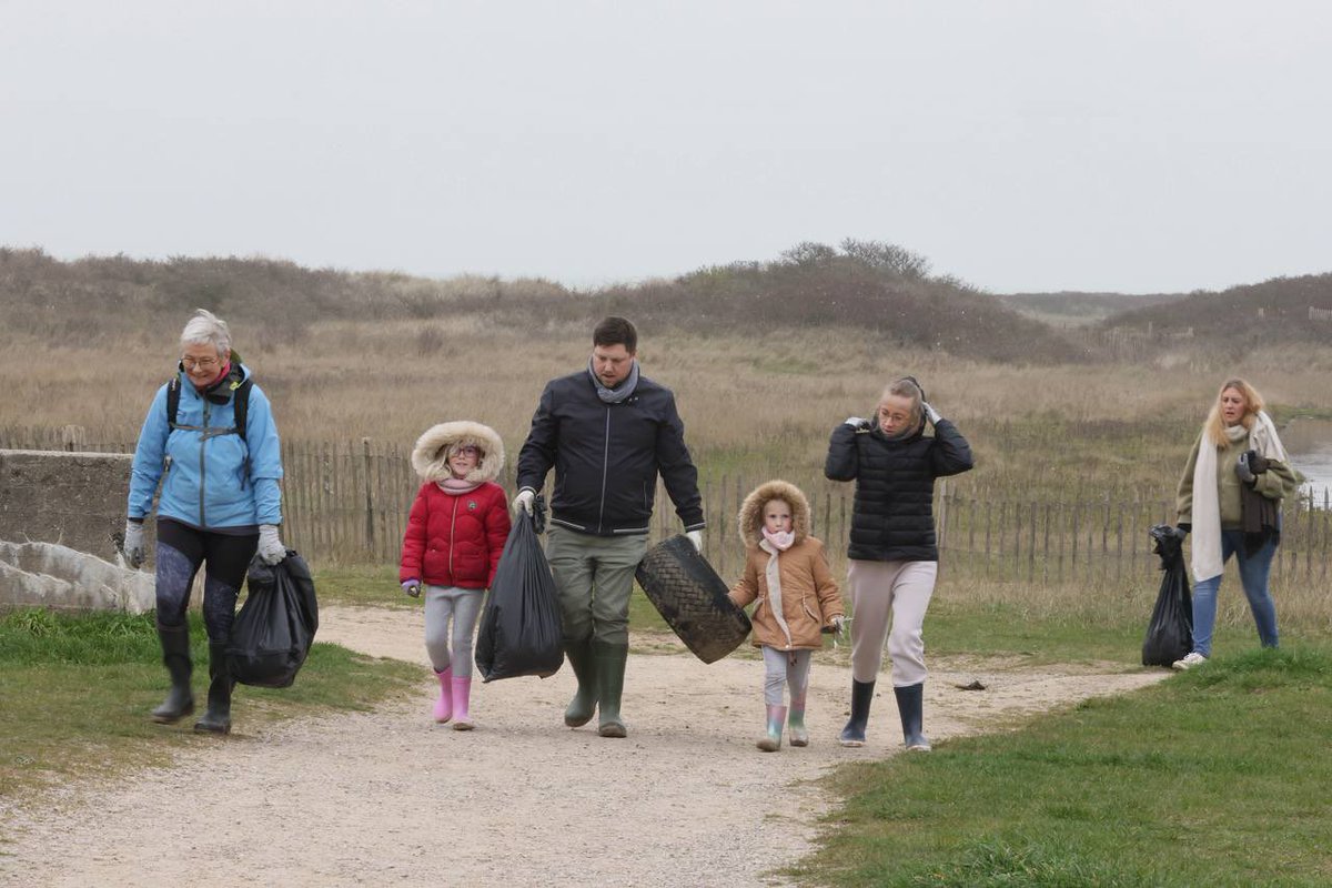 hautsdefrance's tweet photo. La mobilisation continue, comme à Oye-Plage, où les bénévoles et habitants sont mobilisés.
🌸 Ensemble, préservons la biodiversité en #hautsdefrance grâce à l’opération #HDFPropres.
🍀 Vous aussi, participez ! Trouvez votre point de collecte 👉 https://t.co/2q7BhcSMVR https://t.co/RSf4ABRoL7