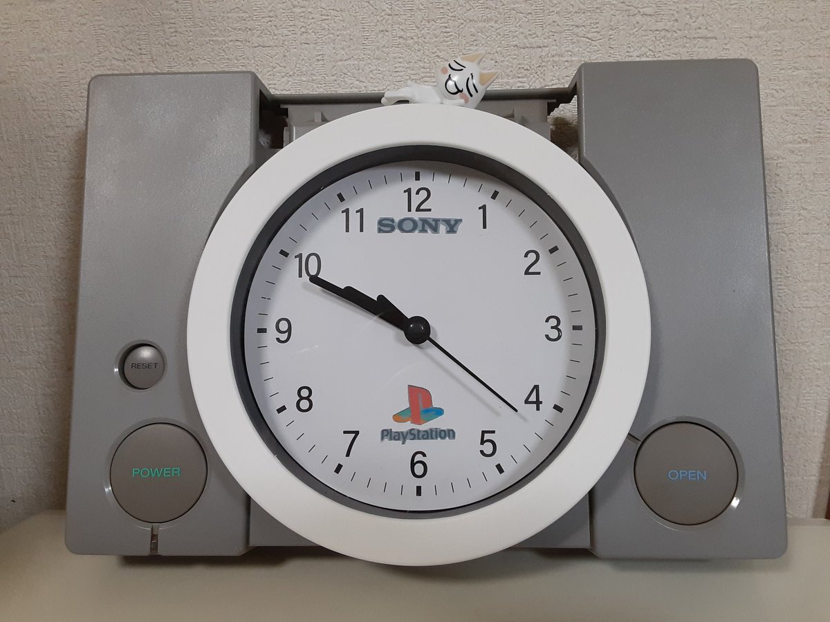 部品取り用に以前ハードオフで確保していた、ジャンクのPS。
折角なので表ガワも活用しようと思い、100均の時計を組み込んで置き時計っぽくしてみました。時計がうまくハマるよう、カバーの余計な部分をだいぶ切り取ってます。
トロは、ガシャポンのフィギュア。
#ハードオフ秋田広面店 #DAISO