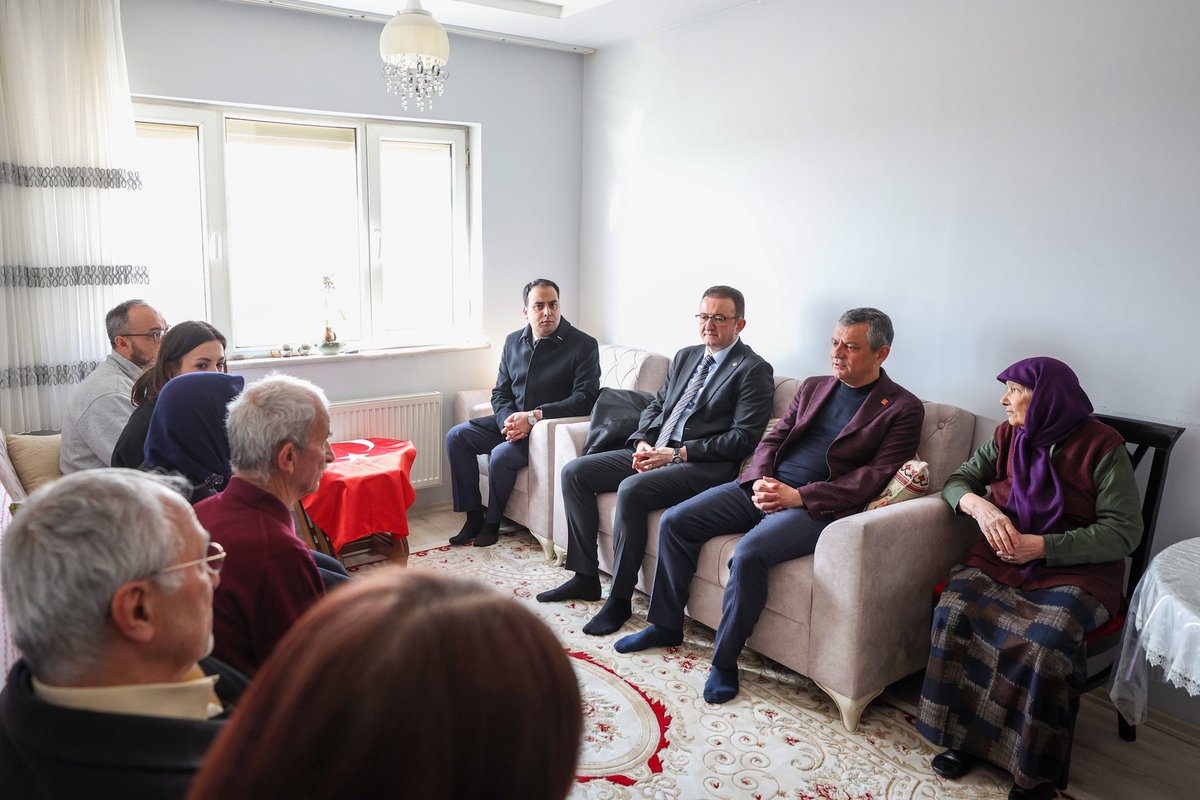 leylagumuschp's tweet photo. Genel Başkanımız @eczozgurozel , İl Başkanımız Nejat Türktaş ve Milletvekilimiz Barış Bektaş ile birlikte vefat eden öğretmenimiz Fatma Nur Çelik’in ailesine taziye ziyaretinde bulunduk.

Acılarını paylaşıyor, vefat eden öğretmenimize Allah’tan rahmet diliyoruz. https://t.co/x1ZvC8ivbd