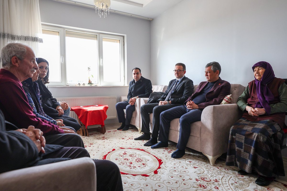 leylagumuschp's tweet photo. Genel Başkanımız @eczozgurozel , İl Başkanımız Nejat Türktaş ve Milletvekilimiz Barış Bektaş ile birlikte vefat eden öğretmenimiz Fatma Nur Çelik’in ailesine taziye ziyaretinde bulunduk.

Acılarını paylaşıyor, vefat eden öğretmenimize Allah’tan rahmet diliyoruz. https://t.co/x1ZvC8ivbd